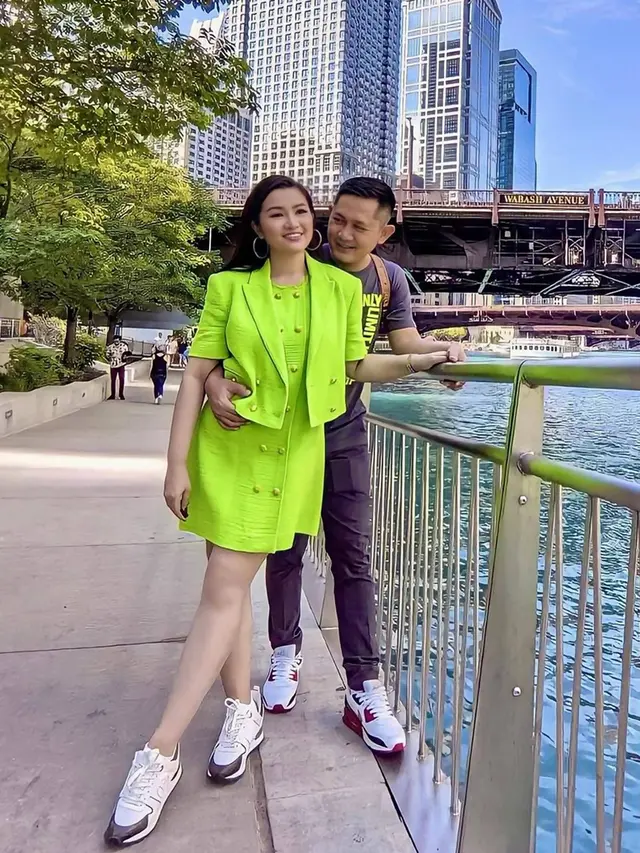 FOTO: Jalani 7 Tahun Pernikahan, Ini Momen Mesra Fitri Carlina dan Suami