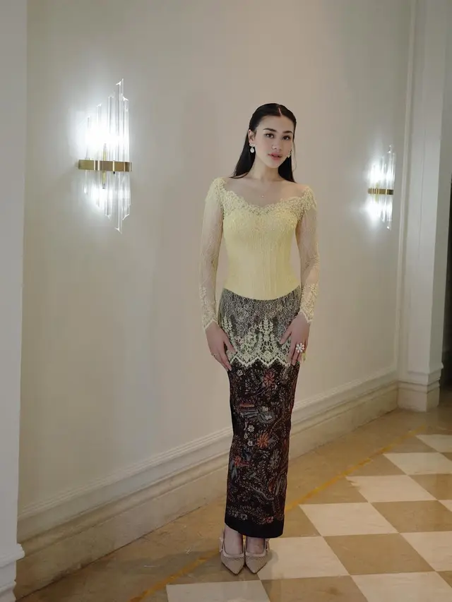 Anggun tanpa Full Payet, Pesona Aaliyah Massaid Berkebaya Butter Yellow saat Kondangan Tengku Nadira