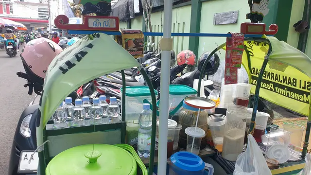 Dari Jakarta ke Jogja, Penjual Dawet Ini Bertahan Menjalankan Usaha Selama 15 Tahun