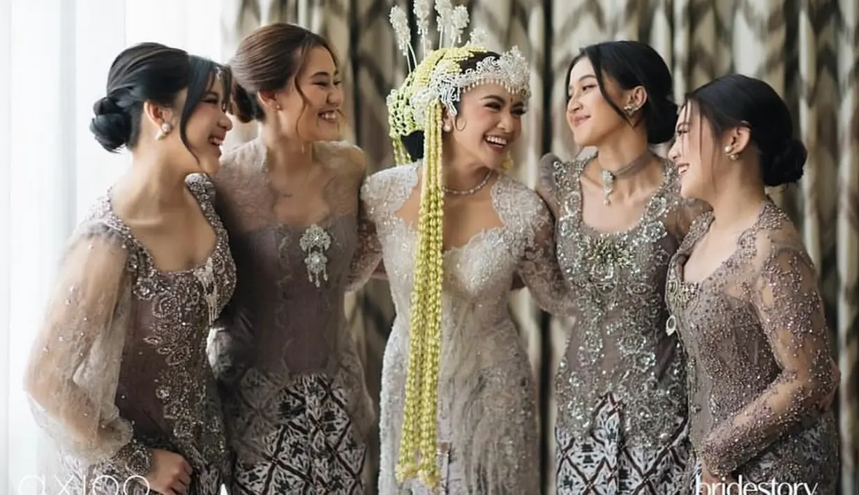 Padu padan kain batik seragam bridesmaid dan bros silver di bagian tengah dada mempermanis penampilan Aaliyah Massaid secara keseluruhan saat menjadi bridesmaid Mahalini Raharja. [Foto: Instagram/aaliyah.massaid]