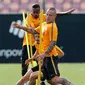 Pemain AS Roma, Radja Nainggolan dan rekan-rekannya saat sesi latihan di Trigoria Sports Centre, Roma, Italia, Selasa (1/5). Pada leg pertama, Liverpool berhasil melumat AS Roma dengan skor 5-2. (Riccardo Antimiani /ANSA via AP)