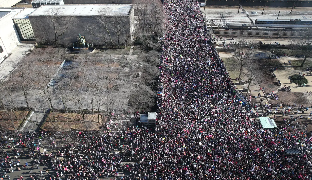 Aksi Women's March di Chicago, AS, Sabtu (21/1). Aksi ini merupakan aksi protes yang menolak Trump karena kebencian dan rasisme yang selama ini sering dilayangkannya. (AP Photo)