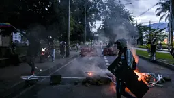Demonstran memblokir jalan selama protes baru terhadap pemerintah Presiden Kolombia Ivan Duque, di Medellin, Kolombia (26/5/2021).  Demonstrasi terus berlanjut dalam menghadapi tindakan keras polisi yang telah menuai kecaman internasional. (AFP/Joaquin Sarmiento)