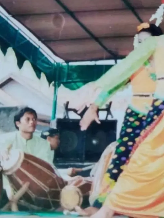 <p>Dalam potret lawas berikut, Sule tengah menabuh kendang mengiringi penari. Dalam keterangannya, ia mencari uang untuk membeli susu anak pertamanya, Rizky Febian yang kini sudah dewasa. [Instagram/ferdinan_sule]</p>