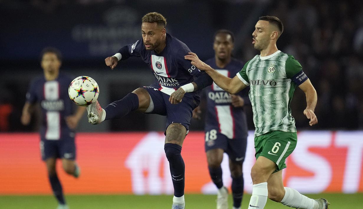 Sementara Neymar mencatatkan namanya di papan skor pada babak pertama lewat golnya pada menit ke-35. Gol tercipta berkat kreasi Trio MNM yang diawali operan Kylian Mbappe kepada Lionel Messi yang akhirnya diselesaikan Neymar dengan tembakan melengkung ke tiang jauh. (AP/Christophe Ena)