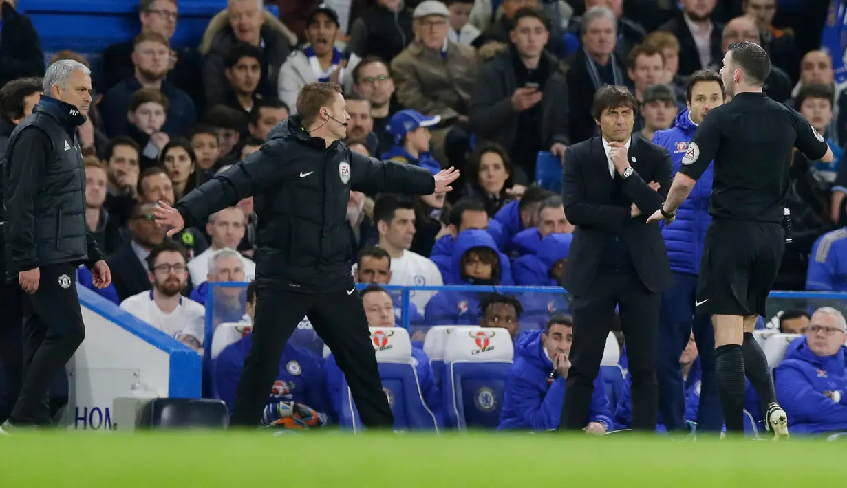 Wasit Michael Oliver (kanan) memisahkan pelatih Manchester United, Jose Mourinho dan Pelatih Chelsea, Antonio Conte pada perempat final Piala FA di Stamford Bridge, London, (14/3). Chelsea menang 1-0 dan maju ke semi final. (AP Photo / Alastair Grant)