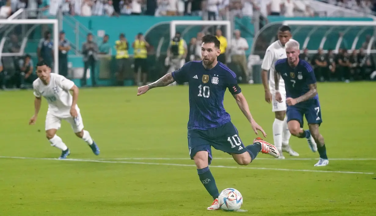 Gol ketiga Argentina di laga ini, yang dicetak oleh Messi, adalah sebuah gol yang cantik. Messi mencetaknya dengan sebuah tendangan chip dari luar kotak penalti. Kiper lawan pun sampai tak berkutik. Lionel Messi dan kawan-kawan benar-benar serius mempersiapkan diri untuk berlaga di Piala Dunia 2022 mendatang. (AP Photo/Wilfredo Lee)