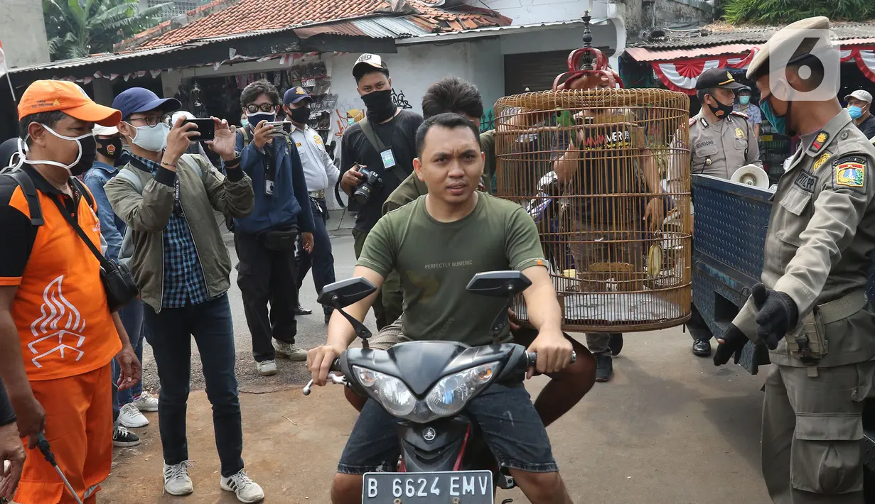 Petugas gabungan memberhentikan pengendara motor yang melanggar PSBB di Kawasan Kalisari, Pasar Rebo, Jakarta Timur, Kamis (3/9/2020). Warga Pasar Rebo yang tidak menggunakan masker diberikan pilihan hukuman, salah satunya dimasukkan ke dalam peti mati selama 1 menit. (Liputan6.com/Herman Zakharia)