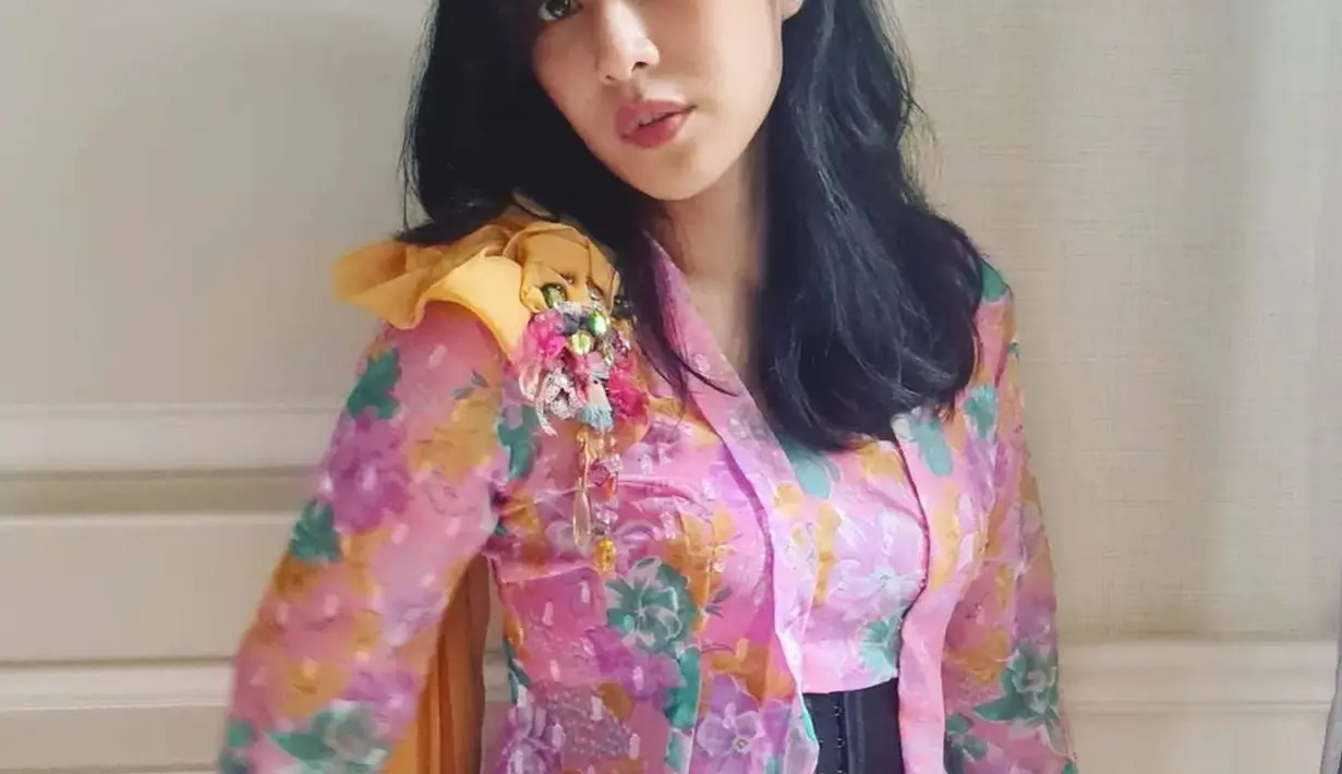 “Kebaya kembang, kebaya lawas,” tulis Dian Sastrowardoyo seraya mengunggah kebaya motif kembang warna-warni, September 2021. Unggahan ini disukai lebih dari 56 ribu orang. Sang aktris tampak lebih muda dan segar berkat kebaya ini. “Kalau liat kak dian pakai kebaya seperti ini yg aku pikirkan ini representatif dari identitas Indonesia,” @ayu**** mencuap di kolom komentar.