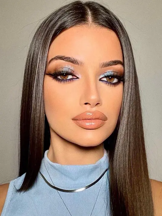 Penampilannya yang berbeda ketika pakai makeup tersebut akhirnya banyak netizen yang menjulukinya sebagai ‘ratu catfish’. (Instagram/fabiola.baglieri).