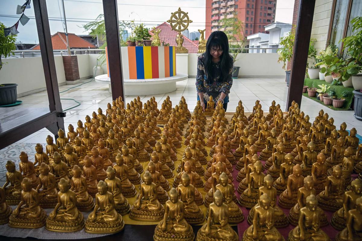 FOTO: Ritual Pembersihan Patung Buddha Sambut Tahun Baru Imlek