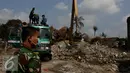 Sebuah alat berat diturunkan membantu proses penyisiran pencarian amunisi dan potongan tubuh pesawat hercules C-130 yang jatuh di Medan, Kamis (2/7/2015). Pencarian untuk melengkapi temuan yang sudah di evakuasi kemarin. (Liputan6.com/Johan Tallo)