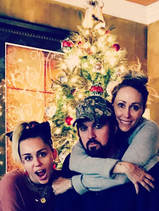 Liam Hemsworth, kekasih hati Miley ikut merayakan momen Natal tahun ini dengan keluarga Miley. Bersama Ibu Tish, Ayah Billy Ray, dan saudara kandung Miley, Trace, Noah, Brandi, dan Braison. (Instagram/Mileycyrus)