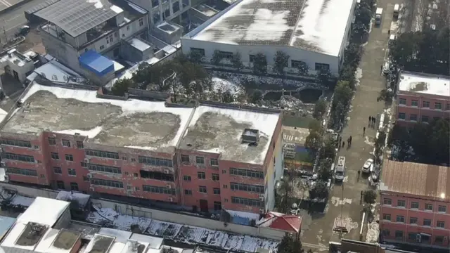 Asrama dengan jendela hangus terlihat setelah kebakaran di Sekolah Yingcai di Provinsi Henan, China tengah pada Sabtu, 20 Januari 2024. (Xinhua via AP/Wu Gang)
