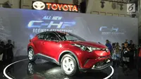 Mobil all new Toyota C-HR dipamerkan saat peluncurannya di Jakarta, Selasa (10/4). Eksterior bagian samping, garis desainnya membentuk cutting berlian sehingga memberikan tampilan yang modern. (Merdeka.com/Arie Basuki)