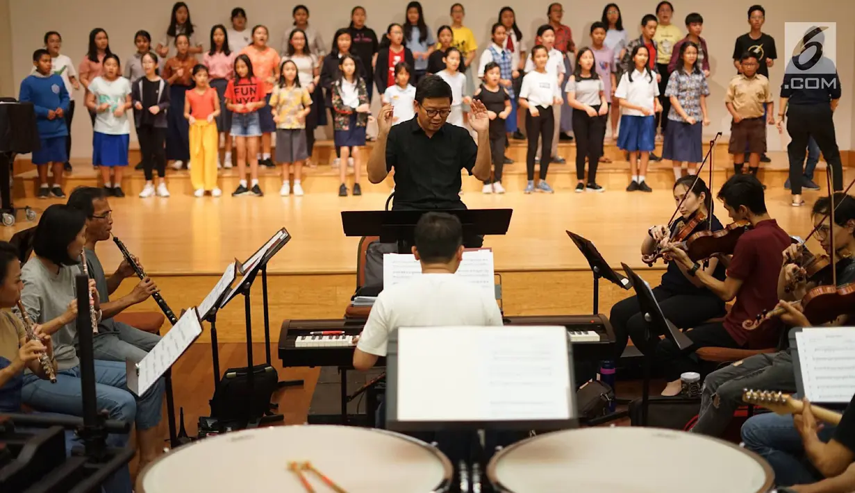 Konduktor Avip Priatna memimpin latihan jelang seri konser ke-10 The Resonanz Music Studio di Balai Resital Kertanegara, Jakarta, Kamis (22/8/2019). Konser Simfoni untuk Bangsa 2019 bertema ‘Mengenang 60 Tahun Elfa Secioria’ itu akan diselenggarakan pada 25 Agustus. (Liputan6.com/Immanuel Antonius)