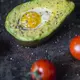 Avocado egg merupakan salah satu menu sarapan yang simple dan terdapat banyak kandungan yang menyehatkan bagi tubuh. (Foto/dok: Freepik)