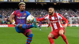 Barca mengawali laga pekan ke-22 dengan bermain kurang baik. Mereka bahkan sempat tertinggal terlebih dahulu lewat gol cepat yang diciptakan oleh Yannick Carrasco (kanan) pada menit ke-8. (AFP/Josep Lago)