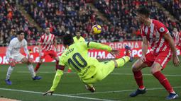 Striker Barcelona, Lionel Messi, menendang bola saat melawan Girona pada laga La Liga di Stadion Montilivi, Minggu (27/1). Barcelona menang 2-0 atas Girona. (AP/Manu Fernandez)