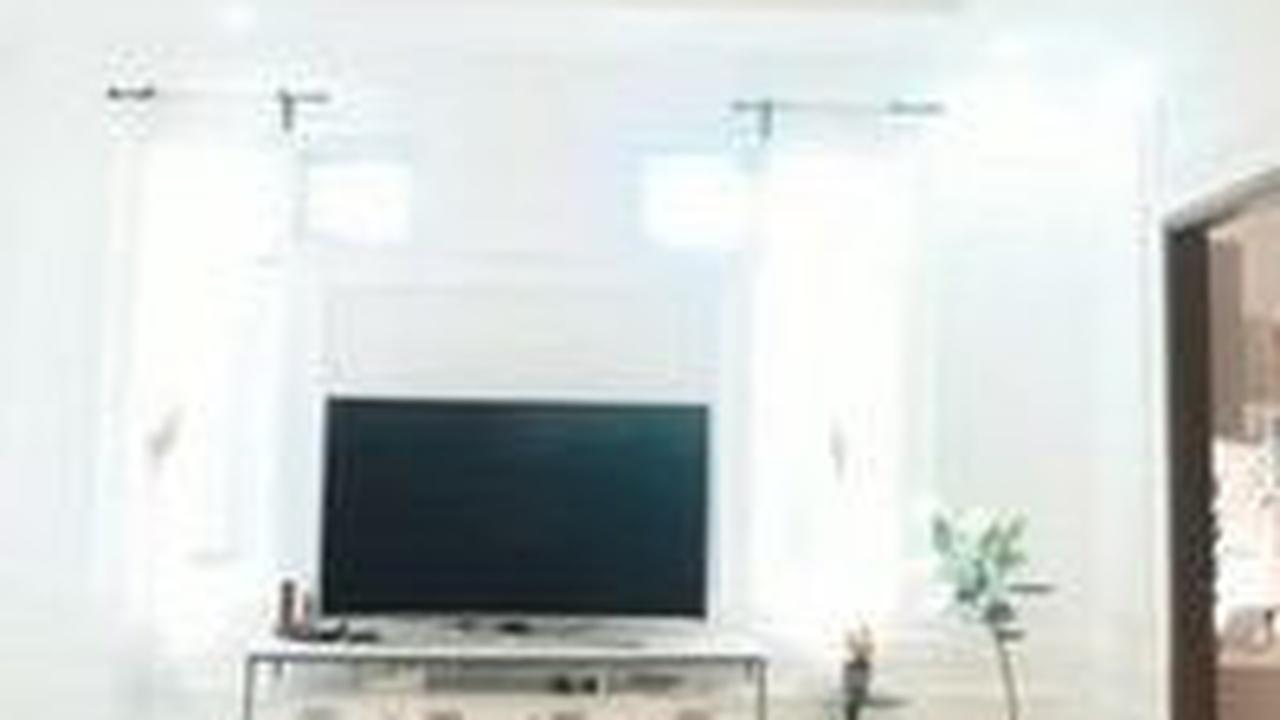 Kemewahan dan kenyamanan juga terpancar di ruang keluarga. Di lorong di antara kamar-kamar, Abdel meletakkan sofa dengan nuansa biru dan TV layar datar yang cukup lebar.