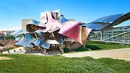 Sepintas Hotel Marques de Riscal yang terletak di Elciego, Spanyol ini terlihat seperti Pita raksasa yang acak acakan, sebenarnya pita pita itu adalah sebuah alumunium yang dicat berbagai warna. (wineshout.com) 
