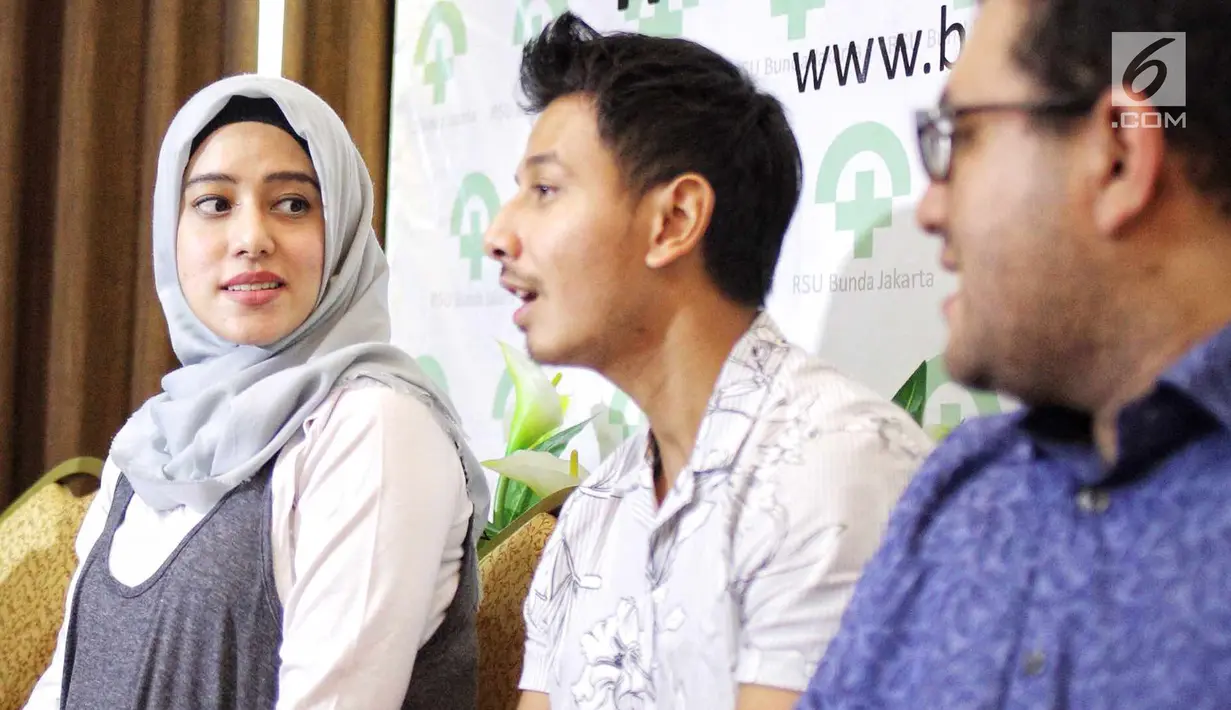Pasangan Fairuz A Rafiq dan Sonny Septian memberi keterangan usai kelahiran putri mereka di Jakarta, Selasa (22/5). Walau bukan persalinan pertama, Fairuz A Rafiq tetap merasakan deg-degan. (Liputan6.com/Faizal Fanani)