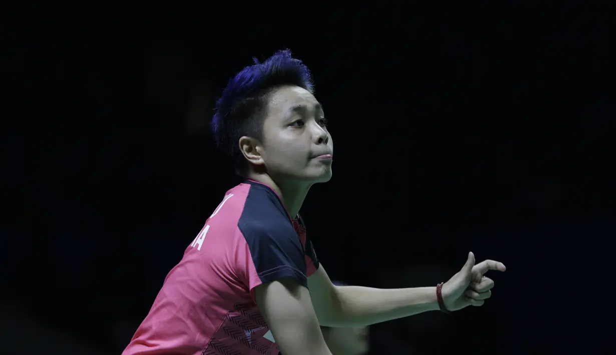Pebulutangkis Indonesia, Apriyani Rahayu, saat melawan wakil Jepang, Ayako Sakuramoto/Yukiko Takahata pada Indonesia Open 2019 di Istora, Jakarta, Selasa (16/7). Pasangan Indonesia menang 21-15, 21-16. (Bola.com/M Iqbal Ichsan)