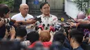 CEO Bukalapak, Achmad Zaky didampingi Staf Khusus Presiden Teten Masduki memberikan keterangan seusai menemui Presiden Joko Widodo (Jokowi) di Istana Merdeka, Sabtu (16/2). Pertemuan berlangsung tertutup dari awak media. (Liputan6.com/Angga Yuniar)