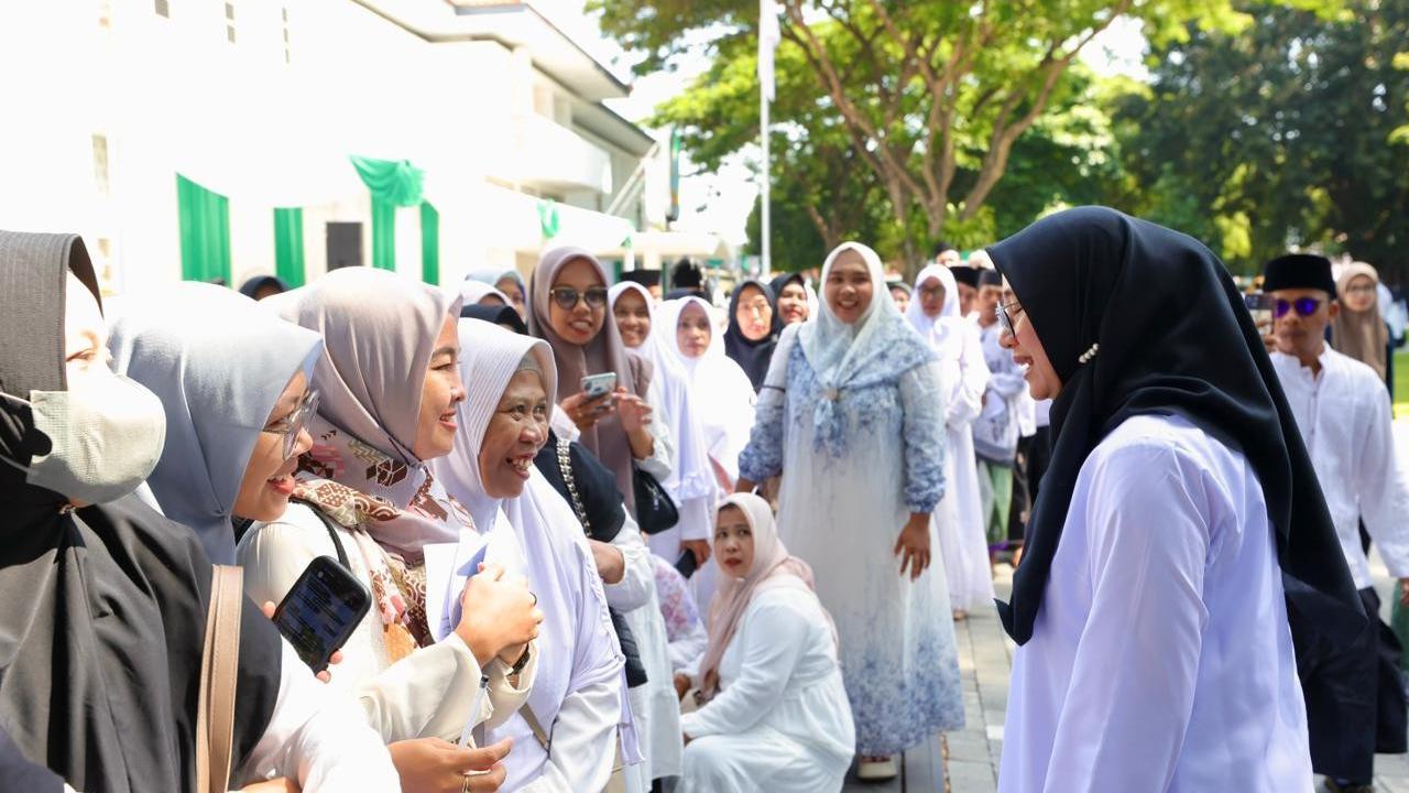 Momen Hari Santri, Bupati Ipuk Salurkan Insentif untuk 14 Ribu Guru Ngaji