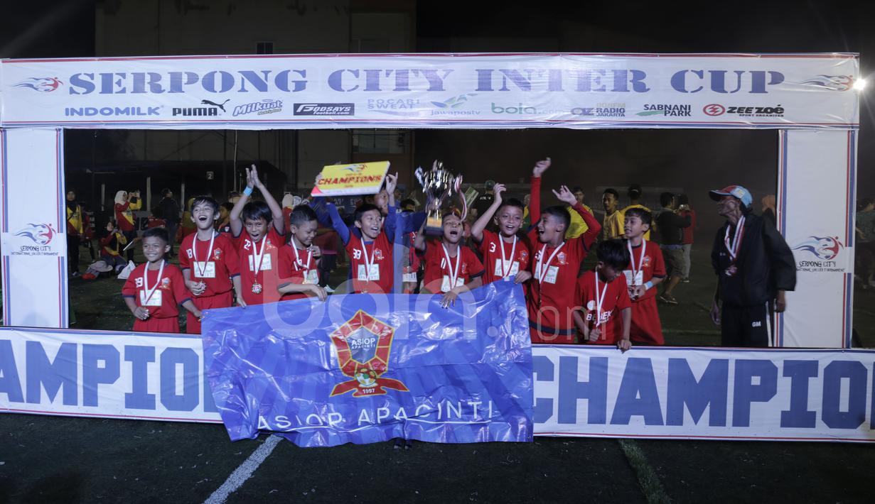 Tim ASIOP Apacinti menjadi juara Cup U-10 Serpong City International Soccer Tournament di Sabnani Park, Tangerang Selatan. Minggu (4/12/2016). (Bola.com/Arief Bagus)