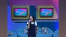 Sempat sakit, Ayu Ting Ting sudah kembali bersemangat. Bahkan kehadiran Ayu Ting Ting disambut oleh penonton, para host dan homeband di acara variety entertainment talkshow tersebut. Merupakan pedangdut ternama Tanah Air, Ayu Ting Ting hibur penonton dengan suara merdunya sebelum mulai acara. Penampilannya yang stylish bak ABG juga tak lepas dari perhatian warganet. (Liputan6.com/IG/@ayutingting92)