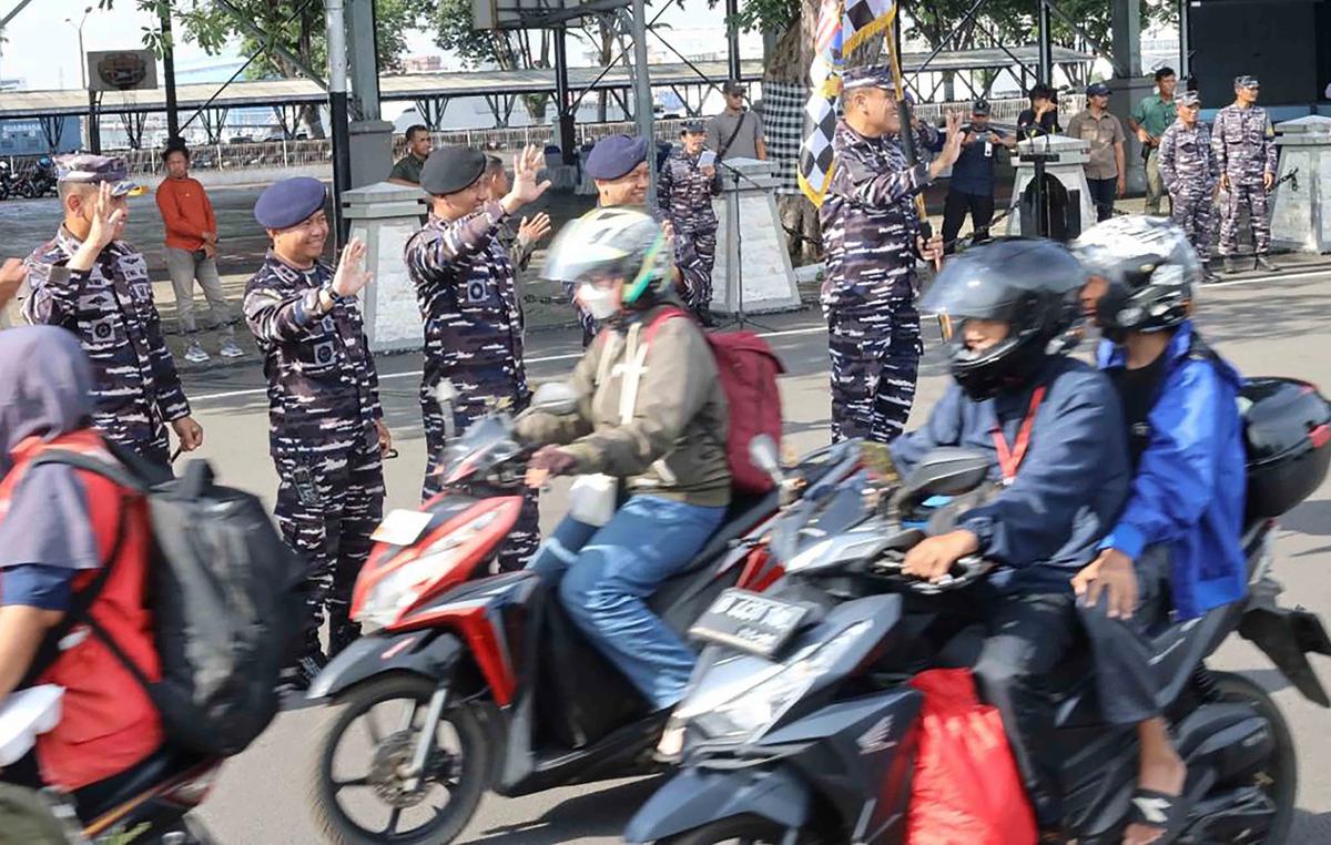 FOTO: Mudik Gratis TNI AL Tiba di Surabaya Bawa Ribuan Pemudik dan Sepeda Motor