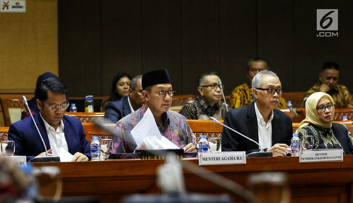 Menteri Agama Lukman Hakim Syaifuddin (kedua kiri) mengikuti rapat kerja dengan Komisi VIII DPR di Kompleks Parlemen Senayan, Jakarta, Kamis (19/9/2019). Rapat tersebut menyepakati RUU Pesantren dan Pendidikan Keagamaan diubah menjadi RUU Pesantren. (Liputan6.conm/Johan Tallo)