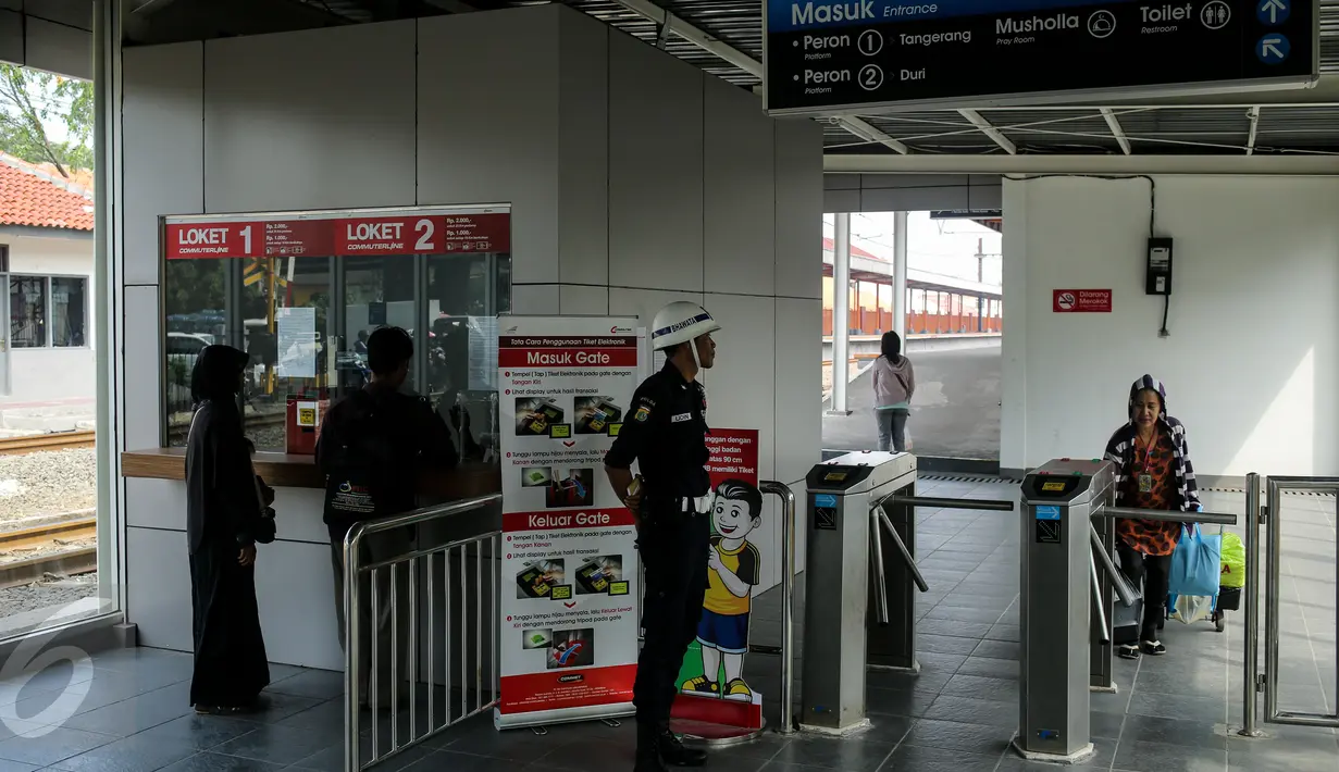 Suasana Stasiun Grogol, Jakarta, pada hari pertama beroperasi, Selasa (16/6). Tiga stasiun baru lintas Tangerang, yaitu stasiun Grogol, Taman Kota, dan Tanah Tinggi, mulai dioperasikan pagi ini. (Liputan6.com/Faizal Fanani)