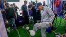 Sejumlah permainan dipersiapkan untuk mengisi waktu menjelang berbuka. Mulai dari Juggling, 'golf' dengan bola sepak, dan menjajal bermain FC Mobile dengan Infinix Note 60 Pro. (Bola.com/Nur Iman Ali)
