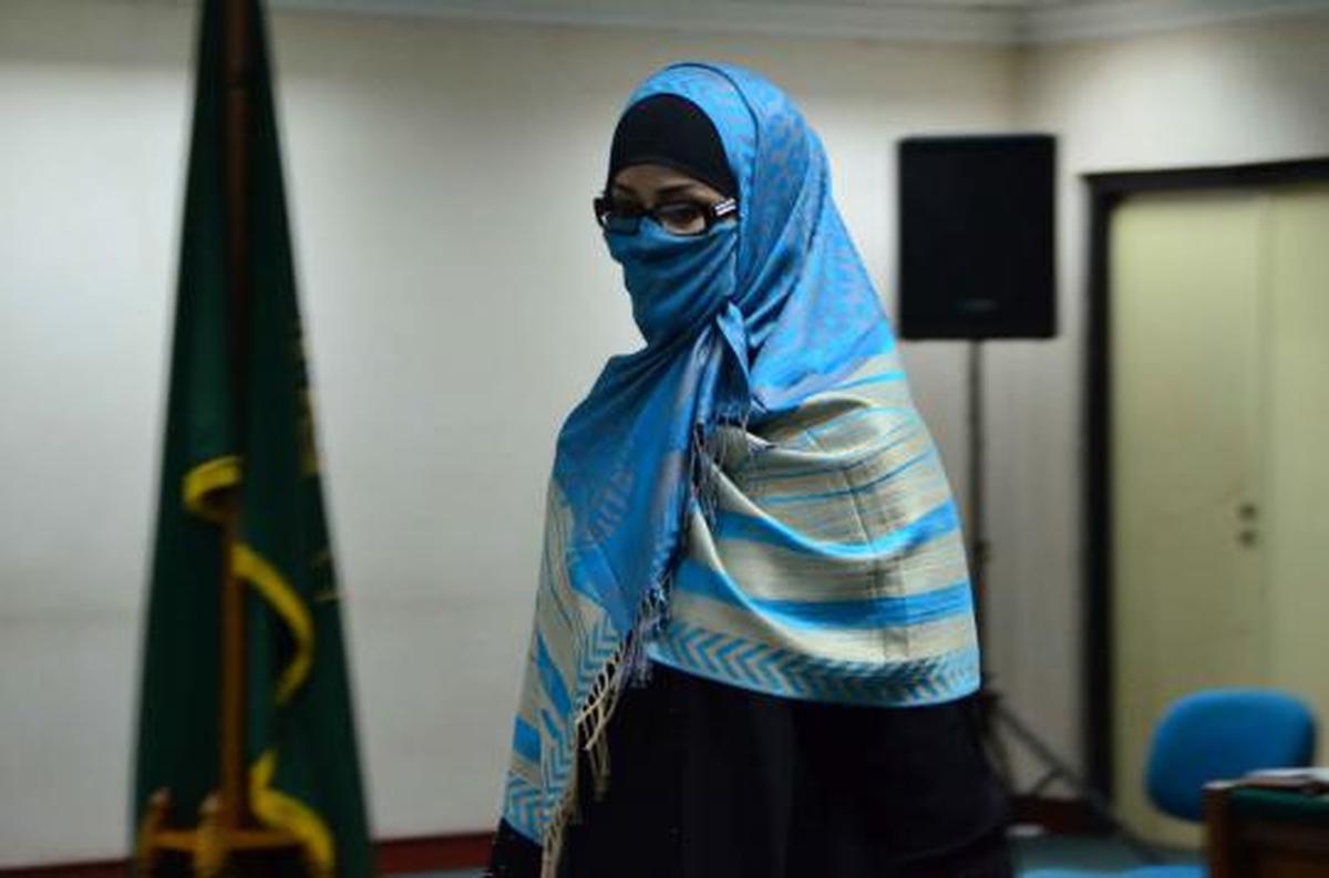 Sidang perdana, Neneng bertemu Angie 