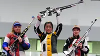 Atlet menembak putri Cina, Yang Qian (tengah) menjadi peraih medali emas pertama Olimpiade Tokyo usai memenangi cabang menembak nomor 10 meter air rifle putri, Kamis (22/7/2021). (Foto: AFP/Tauseef Mustafa)