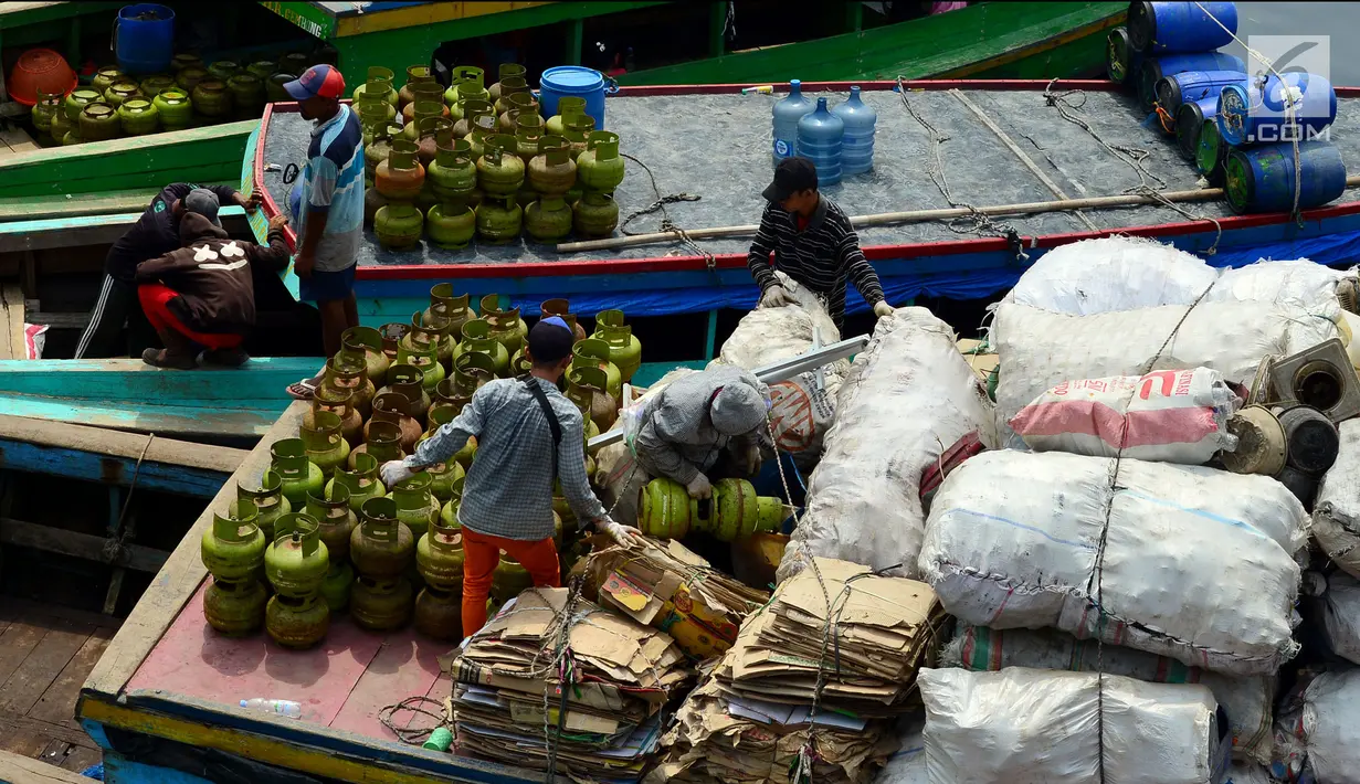 Aktivitas bongkar muat elpiji 3 Kg di Dermaga Kampung Nelayan Cilincing, Jakarta, Sabtu (19/5). Moda transportasi laut dipakai mengirim pasokan gas ke daerah Bekasi untuk menghemat waktu dan biaya. (Liputan6.com/JohanTallo)