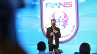 Raffi Ahmad dalam preskon Rans Cilegon FC di Kemayoran. Adrian.putra / Fimela