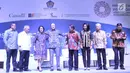 Menkeu Sri Mulyani, President of the World Bank Group Jim Yong Kim, Menkominfo Rudiantara, Menteri PUPR Basuki Hadimuljono dan narasumber foto bersama pada acara Indonesia Infrastructure Finance Forum (IIFF) 2017 di Jakarta, Selasa (25/7). (Liputan6.com)