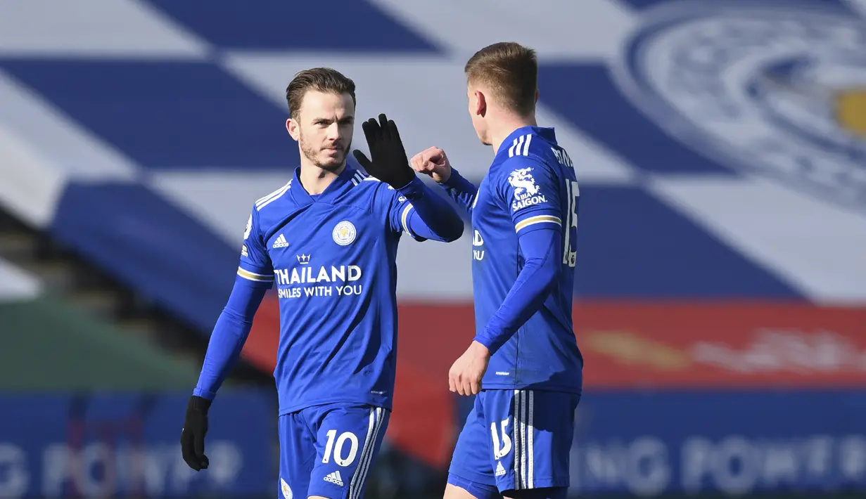 Gelandang Leicester City, James Maddison (kiri) berselebrasi usai mencetak gol ke gawang Liverpool pada pertandingan Liga Inggris di Stadion King Power, Inggris (13/2/2021).  Liverpool menelan kekalahan ketiga beruntun dan tertahan di posisi empat klasemen. (Michael Regan/Pool Photo via AP)