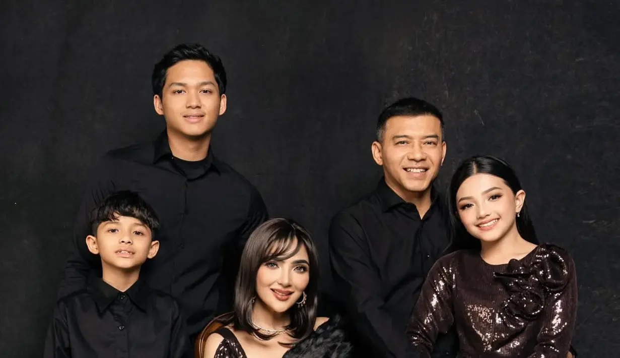 Rayakan Hari Ibu dengan foto keluarga, Ashanty tampil manglingi dengan rambut baru. Ia kenakan wig pendek yang di-blow dan berponi, lengkapi tampilan effortless glam [@ashanty_ash]