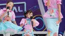 Tampil bersama kedua putrinya, Sarwendah tampil awet muda dengan puffy shirt berwarna pink dan midi skirt berwarna biru. Penampilan Sarwendah makin playful dengan festival print di outfitnya. (instagram/sarwendah29)