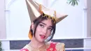 Fuji Utami tampil mengenakan busana adat Minang dengan nuansa merah emas yang menyala [@fuji_an]