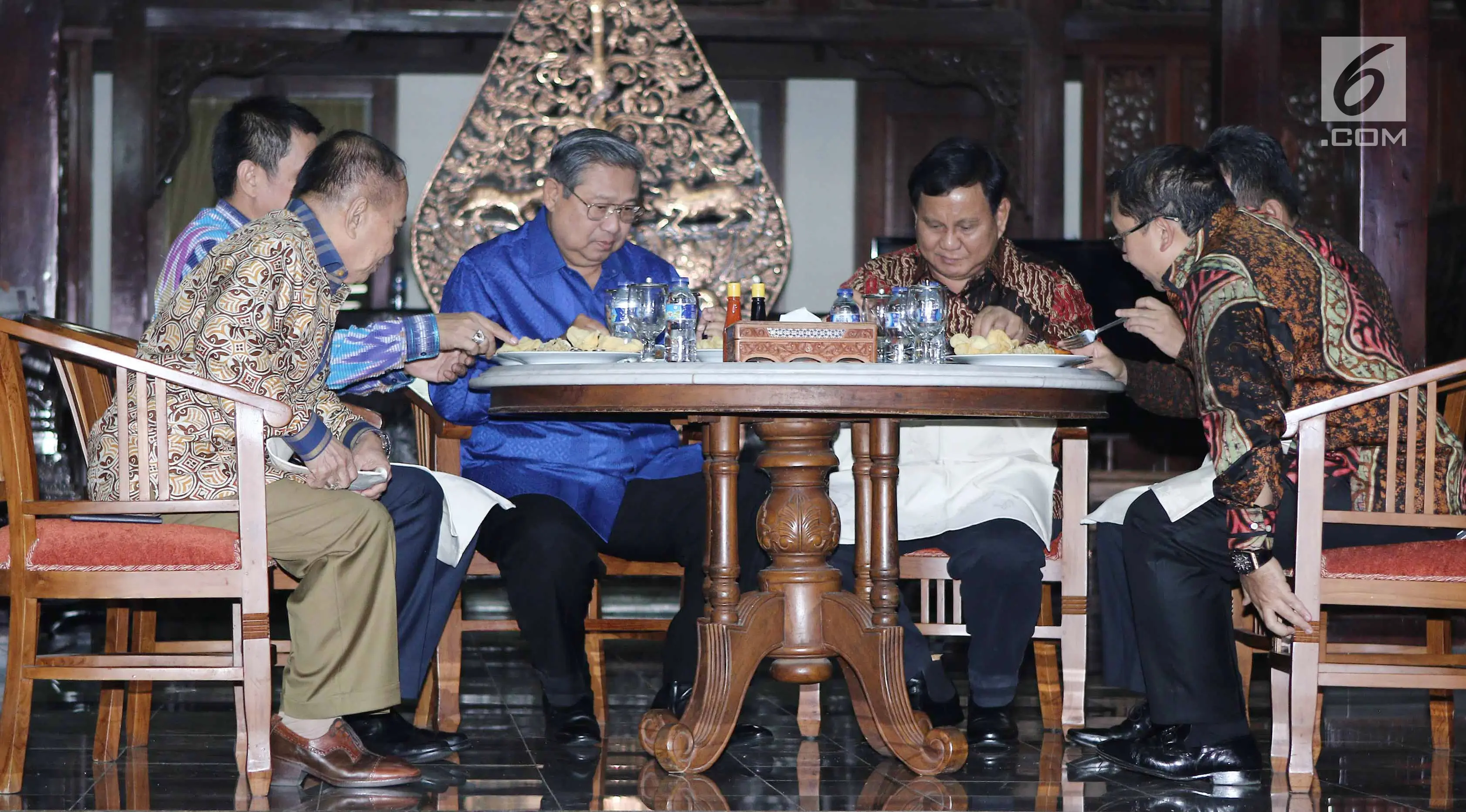 Presiden RI ke 6 Susilo Bambang Yudhoyono, Ketua Umum Gerinda, Prabowo Subianto dan tokoh politik saat menyantap makan malam nasi goreng di kediaman SBY di Cikeas, Bogor Kamis (27/7). (Liputan6.com/Herman Zakharia)