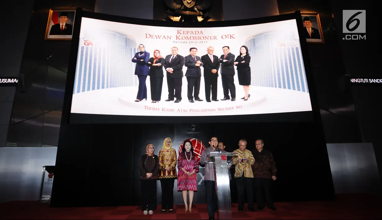 Ketua Dewan Komisioner OJK 2012-2017, Muliaman D Hadad menyampaikan pidato pada malam apresiasi di Gedung BEI Jakarta, Selasa (18/7). Apresiasi diberikan untuk komisioner OJK 2012-2017 yang mengakhiri masa tugasnya. (Liputan6.com/Helmi Fithriansyah) 