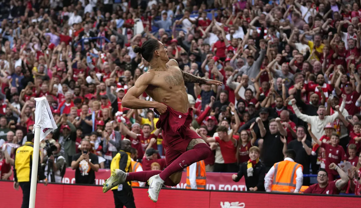 Pemain Liverpool, Darwin Nunez merayakan gol ketiga timnya saat laga Community Shield 2022 melawan Manchester City di King Power Stadium, Sabtu (30/07/2022) malam WIB. (AP/Frank Augstein)