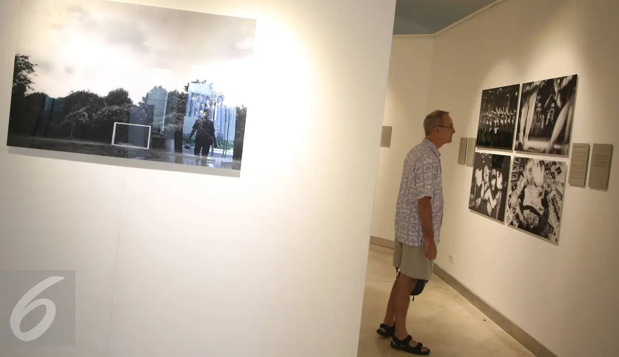 Pengunjung mengamati karya yang dipajang dalam pameran fotografi Permata PhotoJournalist Grant (PPG) 2016 Angkatan VI di Erasmus Huis, Jakarta, Jumat (24/3). Pameran tersebut menggambil tema Trust. (Liputan6.com/Immanuel Antonius)