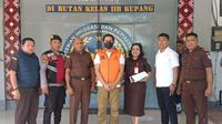 Polda NTT melakukan pelimpahan tahap II kasus dugaan tindak pidana kekerasan seksual terhadap anak dibawah umur dengan tersangka Eks Kapolres Ngada, AKBP Fajar Widyadharma Lukman. (Liputan6.com/ Ola Keda)