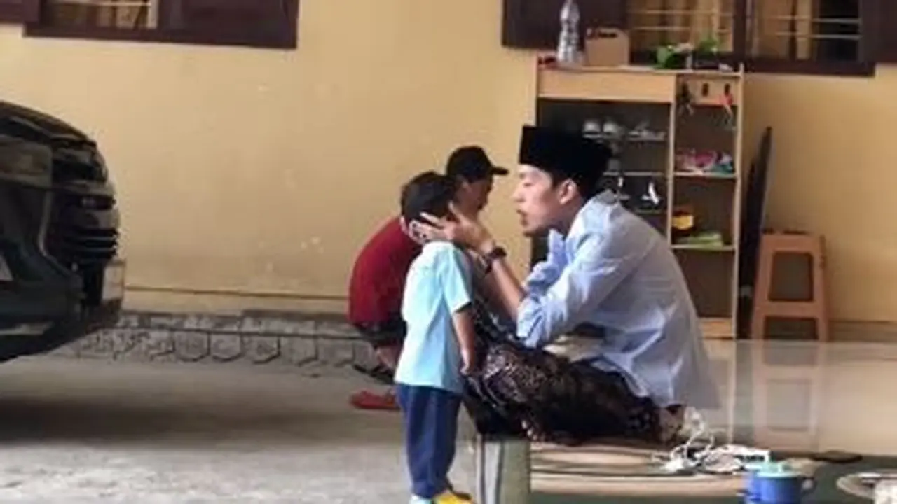 Putra Gus Iqdam Gus Novel di ST Pusat, Blitar (Foto: SS TikTok/Ayeyeeeeeee27/tdr)